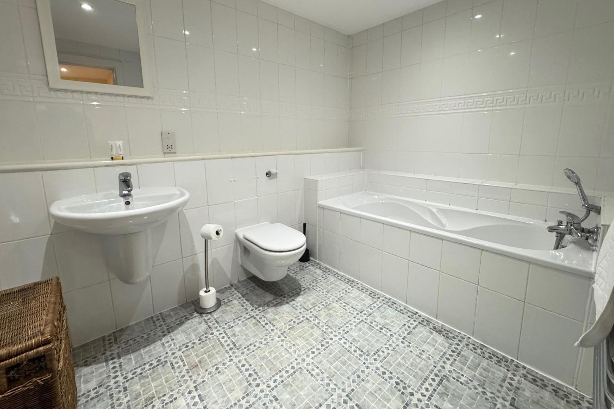 The Greenwich - Two Bedroom Apartment With Parking, Close To Ferry Terminals เซาธ์แธมป์ตัน ภายนอก รูปภาพ